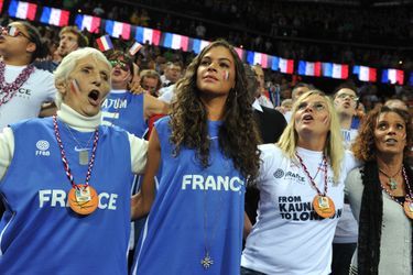 Marie-Claire Noah, à côté de Yéléna Noah, soutient son petit fils Joakim à la finale de l’Eurobasket 2011, le 19 septembre 2001.