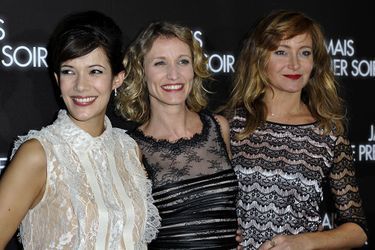 Melanie Doutey, Alexandra Lamy et Julie Ferrier à l'avant-première du film "Jamais le premier soir" à Paris le 19 décembre 2013 