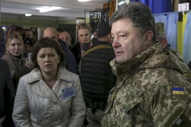 En tenue militaire, le président a visité des bureaux de vote, comme ici dans la ville de Kramatorsk, dans l'oblast de Donetsk.