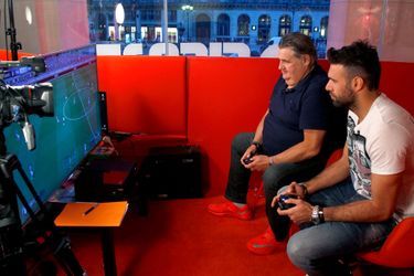 Pierre Ménès et Salvatore Sirigu au lancement du jeu vidéo FIFA 15 à Paris, le 22 septembre 2014.