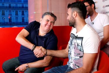 Pierre Ménès et Salvatore Sirigu au lancement du jeu vidéo FIFA 15 à Paris, le 22 septembre 2014.