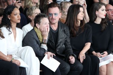 Rihanna au défilé Edun à la Fashion Week à New York, le 7 septembre 2014, aux côtés de Laurie Anderson et du chanteur Bono et sa femme Ali New...
