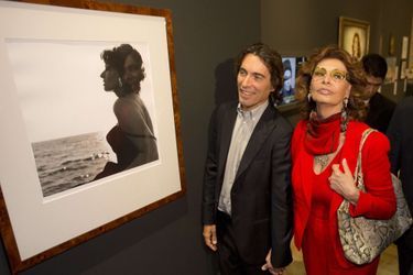  Sophia Loren, accompagnée de son fils Carlo Ponti, inaugure l’exposition de ses 80 ans à Mexico, le 18 septembre 2014.  