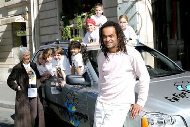 Yannick Noah et sa mère Marie-Claire, en compagnie d’enfants de l’association "Les Enfants de la Terre" à Paris, le 7 avril 2003.