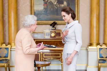 Sa Majesté décore la star - La reine Elizabeth l’appelle Dame Angelina Jolie