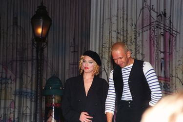 Avec Madonna, et portant sa célèbre marinière, en 1992 