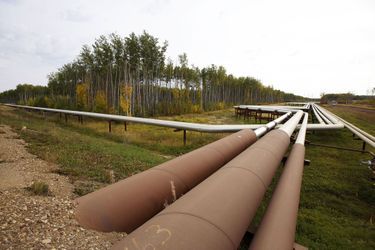 Des pipelines autour de l'installation de Suncor