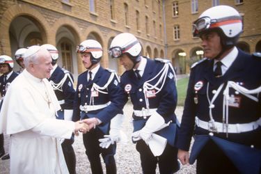 Octobre 1986, le Pape JEAN-PAUL II en FRANCE au séminaire SAINTE-IRENEE, serrant la main de motards de la Police.
