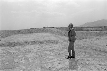 En Israël, à Tel-Aviv et à Jérusalem, en avril 1977, le chef d'orchestre et compositeur américain, Léonard BERNSTEIN est la star du Festival de musique d'Israël. Léonard BERNSTEIN seul, les mains dans les poches sur une plage de sable.