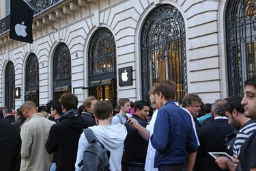 La sortie des iPhone 6 et iPhone 6 Plus, à l'Apple Store du quartier de l'Opéra, à Paris