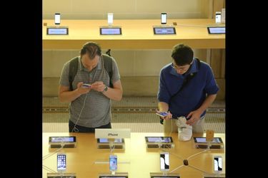 La sortie des iPhone 6 et iPhone 6 Plus, à l'Apple Store du quartier de l'Opéra, à Paris