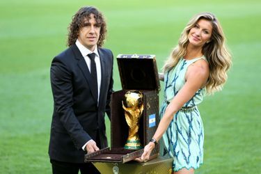 Le 13 juin dernier, elle a apporté le trophée de la Coupe du monde, accompagnée par l&#039;Espagnol Carles Puyol
