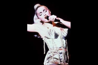 Madonna portant le célèbre corset-cône  pour sa tournée Blond Ambition en 1990 