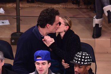 Olivier Sarkozy et Mary-Kate Olsen lors d'un match de basket au Madison Square Garden de New York, en décembre 2013