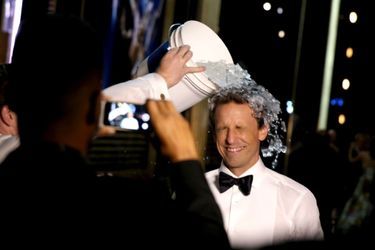 Seth Meyers s&#039;est livré à l&#039;expérience du Ice Bucket Challenge aux 66e Emmy Awards le 25 août 2014