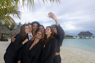 Chloé fait un selfie des Miss en smoking sur la plage de l’Intercontinental de Bora Bora. De g. à dr. : Mareva Galanter, Mareva Georges, Flora, Marine, Alexandra et, devant, Sylvie.