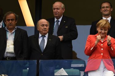 La chancelière allemande a fait le déplacement pour encourager la Mannschaft. A Salvador (Brésil), elle a assisté à Allemagne-Portugal aux côtés de Michel Platini (UEFA) et Sepp Blatter (FIFA).