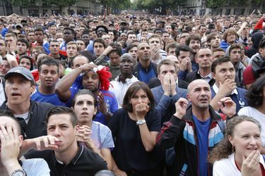 Le maire de Paris a suivi avec stress et attention le match France-Nigeria, avec la foule massée devant l&#039;écran géant de l&#039;Hôtel de ville.