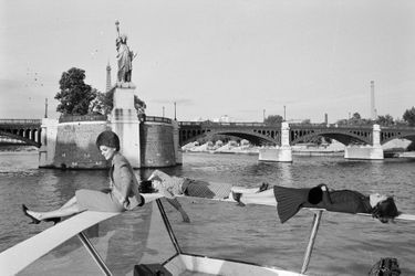 Défilé sur un bateau Mouche. 1962