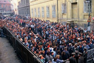 Des milliers d'Allemands attendent à Prague