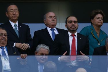 Dilma Rousseff, présidente du Brésil, hôte de la Coupe du Monde, garde son sérieux lors du match d&#039;ouverture Brésil-Croatie, qu&#039;elle a suivi à côté de Ban Ki-moon, secrétaire général de l&#039;ONU. 