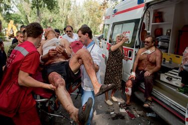 Le 25 août, après un bombardement dans le quartier Troudovsky, au sud-ouest de Donetsk. Ce sont  des civils qui amènent les blessés jusqu’aux véhicules de secours.  Les ambulanciers ne pénètrent plus dans le quartier, trop dangereux. 