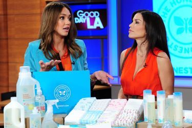 Jessica Alba présentant les produits de son entreprise dans l’émission Good Day le 25 janvier 2012.