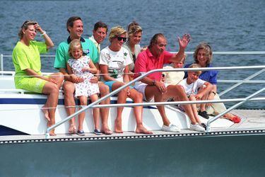 Juan Carlos et Sofia avec Diana, Charles, William et Harry, le roi Constantin et sa femme Anne-Marie, sur le Fortuna en 1990