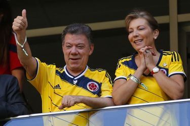 Juan Manuel Santos, président colombien, et sa femme Maria Clemencia ont enfilé le maillot de leur équipe pour le match face à la Côte d&#039;Ivoire, à Brasilia. 