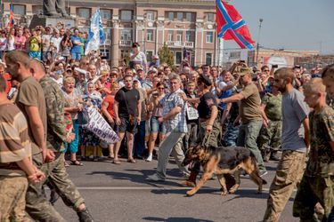  Le 24 août, jour du 23e anniversaire de l’indépendance de l’Ukraine,  les miliciens prorusses de Donetsk forcent leurs prisonniers, des soldats de l’armée ukrainienne, à défiler place Lénine, sous les crachats et les jets de projectiles d’une partie de la population.