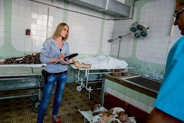 Yelena, 26 ans, de la police de Donetsk, compte les victimes et fait les constatations légales, sur place ou, comme ici le 29 août, à la morgue.