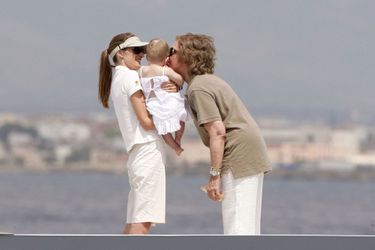 Moment de tendresse entre générations : la reine Sofia, la princesse Letizia et la petite Leonor, sur le Fortuna en 2006