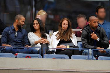 Tony Parker et son épouse Axelle Francine, et Thierry Henry et sa compagne Andrea Rajacic , à la finale de l’US Open à New York, le 8 septembre...