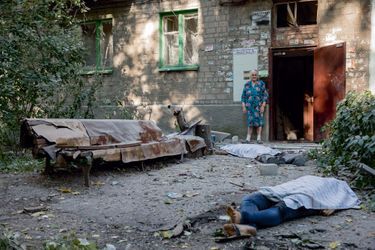La mort vient de les surprendre alors  qu’ils allaient rentrer chez eux le 23 août,  à Kalininsky, un quartier de Donetsk.  Criblés d’éclats d’obus, les époux  Kovalenko ont succombé très  vite, dans la cour. Leurs deux filles  ont également été tuées.
