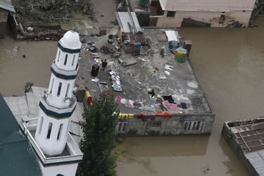 Un homme s&#039;est réfugié sur le toit de sa maison à Srinagar 