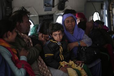 Une famille originaire du Cachemire évacuée dans un hélicoptère de l&#039;Indian Air Force 