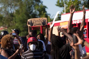 Ferguson s'embrase après la mort d'un jeune Noir  - États-Unis