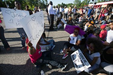 Ferguson s'embrase après la mort d'un jeune Noir  - États-Unis