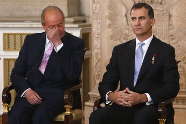 Juan Carlos signe son abdication - Emouvante passation entre Juan Carlos et Felipe