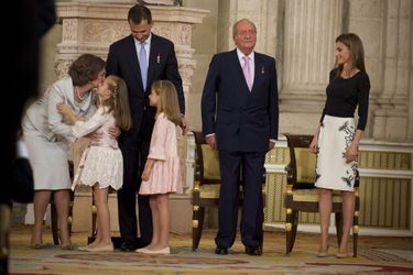 Juan Carlos signe son abdication - Emouvante passation entre Juan Carlos et Felipe
