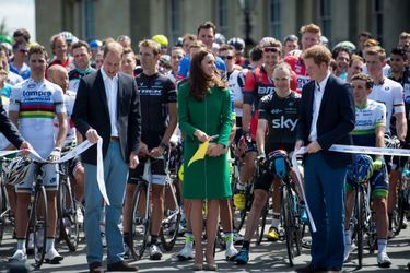 Samedi, Kate et William ont donné le départ de la première étape du Tour de France, reliant Leeds à Harrogate, en compagnie du prince Harry. 