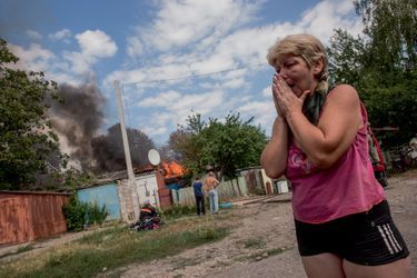 Au petit matin du 24 août, Liena voit sa maison de Leninsky, au sud de Donetsk, détruite par un missile Grad, tiré par l’armée ukrainienne.L’Ukraine bombarde ses propres habitants  pour reprendre la capitale de l’Etat prorusse autoproclamé. C’est l’arme la plus efficace de la propagande russe : la souffrance bien réelle de ceux qui n’ont pas les moyens de quitter Donetsk sous les bombes. De ce 24 août, jour de la fête de l’indépendance de l’Ukraine, le président ­Porochenko voulait faire celui de la reconquête. Mais dans la capitale du Donbass aux mains des pro-Russes, depuis le début du conflit, les missiles n’auront réussi qu’à détruire des habitations, faisant quelques morts de plus. Alors que l’idée d’un « corridor » qui ­permettrait à la Russie d’être géographiquement reliée à la Crimée semble  désormais réalisable, Vladimir Poutine évoque la légitimité d’une « nouvelle Russie » qui retrouverait ses contours du temps des tsars. Pour l’Otan, ­réuni au pays de Galles, c’est l’épreuve de vérité.