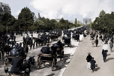 Ouverte en 1854 sous le nom d’avenue de l’Impératrice, l’artère parisienne sera rebaptisée « avenue Foch » en 1929.