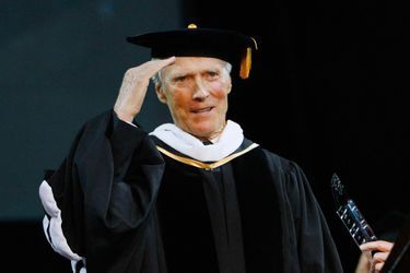 L'acteur qui n’a pas de diplôme universitaire, s’est vu remettre un diplôme honorifique par l'Université de Californie du Sud, le 11 mai 2007.