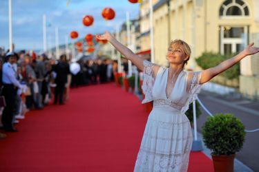 Sophie Marceau, Emmanuelle Béart, Zhang Ziyi et tant d'autres... Les stars se sont succédé sur le tapis rouge du Festival du film romantique de Cabourg qui s'est déroulé du 11 au 15 juin, sous un grand soleil normand.