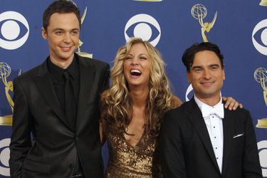 Après un bras de fer musclé avec la production de «The Big Bang Theory», Jim Parsons, qui incarne le surdoué Sheldon, Johnny Galecki, alias Leonard et Kaley Cuoco, qui joue Penny, la serveuse fiancée à ce dernier, ont eu gain de cause. Les trois acteurs stars de la «série geek» toucheront 1 million de dollars par épisode, alors qu&#039;ils étaient rémunéré 325 000 dollars par épisode jusque-là. Du jamais vu depuis «Friends», pour laquelle les acteurs ont gagné plus d&#039;1 million de dollars par épisode à partir de la saison 10.  Les comédiens avaient menacé les producteurs de ne pas se rendre sur le tournage de la huitième saison, qui devait débuter le 1er août. Les possibles augmentations de salaires de leur co-stars Simon Helberg et Kunal Nayyar seraient elles toujours en négociations. Véritable phénomène outre-Atlantique, la série de CBS qui rassemblait à ses début 8 millions de fidèles chaque semaine, en a aujourd&#039;hui plus de 20 millions. Avec cette augmentation considérable de leur cachet, les trois comparses sont propulsés dans le haut du classement des acteurs les mieux payés de la télévision, aux côtés de Sophia Vergara ou Ashton Kutcher, qui étaient l&#039;actrice et l&#039;acteur de séries les plus riches en 2013, selon Forbes. <br />
