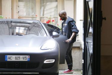 Mardi, le futur époux, Kanye West s&#039;installe à bord de sa voiture, une Porsche Panamera noir mat pas vraiment discrète.