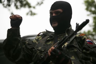 Un militaire pro-russe tient un checkpoint à l'entrée de Donestsk 