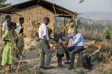 Le "muganga musungu" ("médecin blanc en swahili) fait sa tournée dans les villages de la région de Musongati.