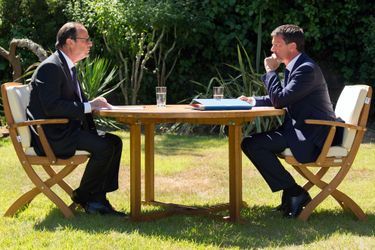 Hollande et Valls, au soleil... et au travail